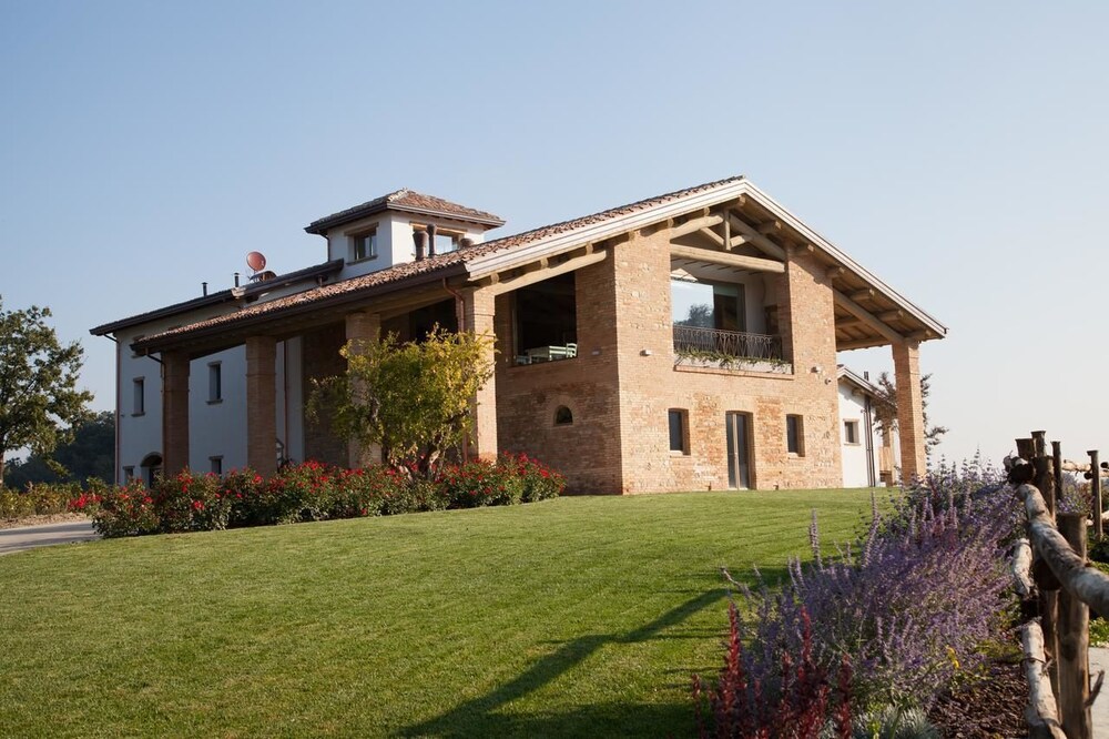 Agriturismo Alba Del Borgo — 4-Star Luxury Hotel in Fidenza, Italy