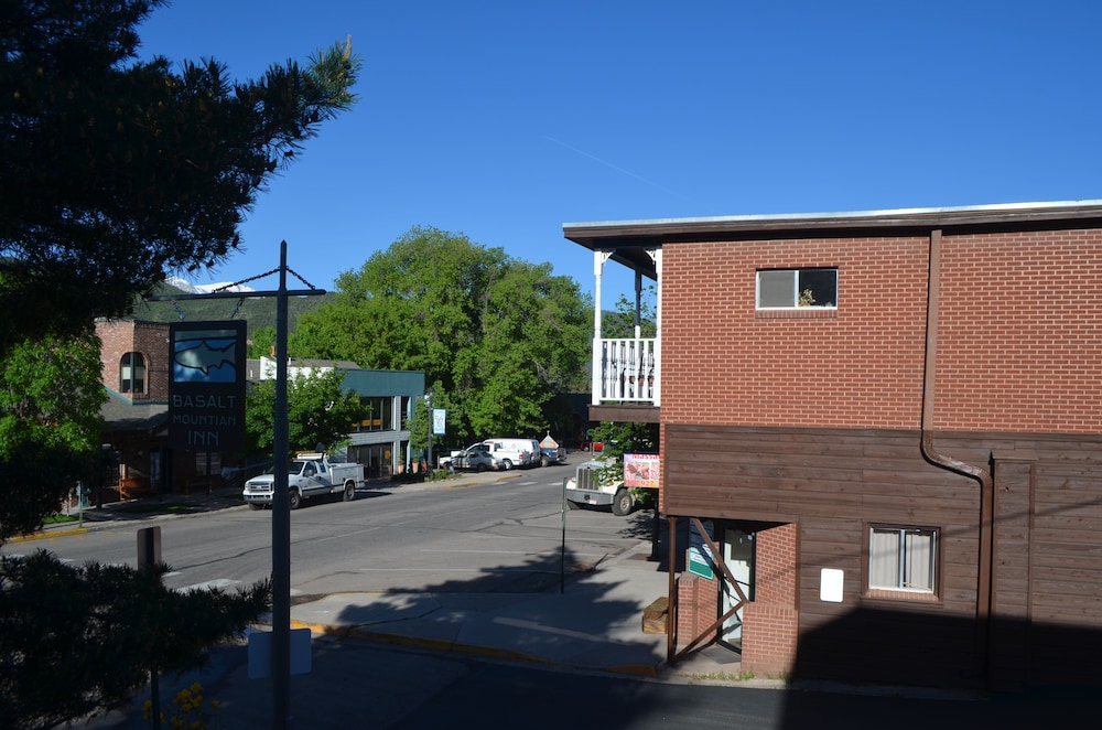 Basalt Mountain Inn - carbon neutral hotel in Basalt