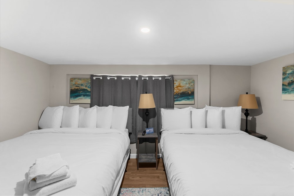 Beds on Broadmoor Two Units - photo 12