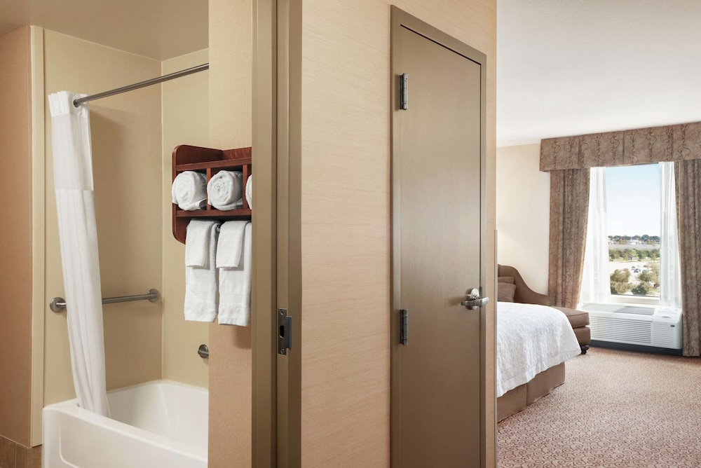 Hampton Inn & Suites West Bend - photo 25