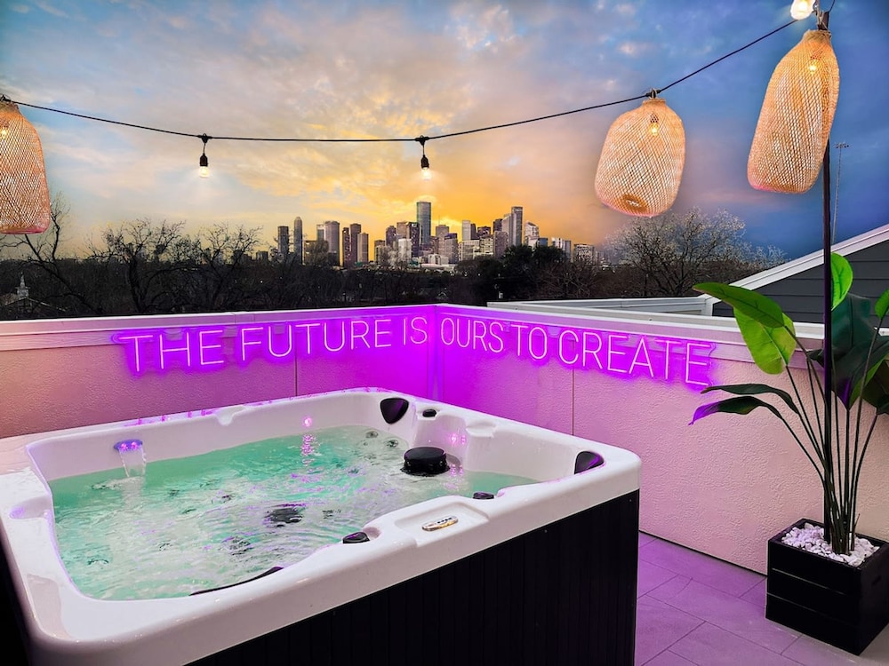 Paradise Palace Best Rooftop in HTX w Hot Tub in Houston, United States