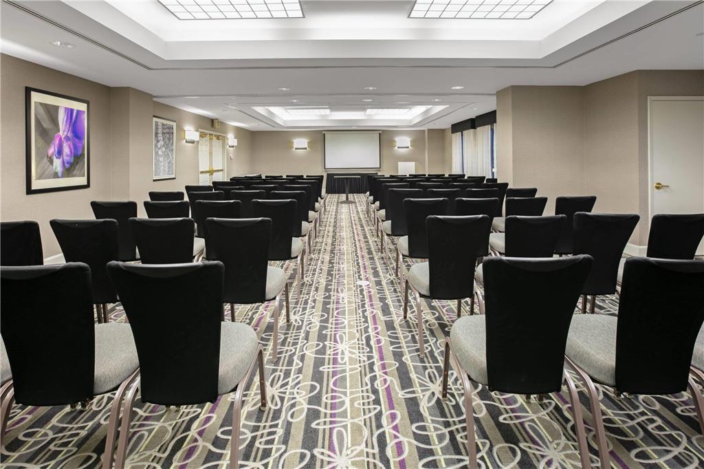 La Quinta Inn & Suites by Wyndham DFW Airport South Irving - photo 25