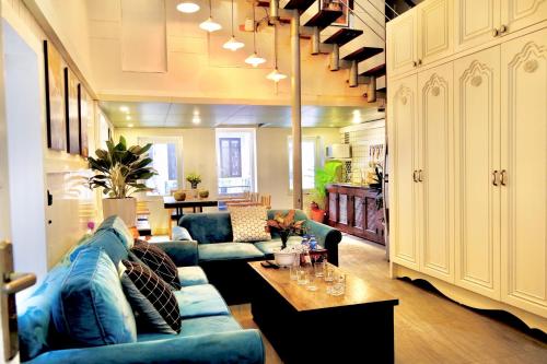 Louis Home 3 Bedroom Balcony — 4-Star Luxury Hotel in Hanoi, Vietnam