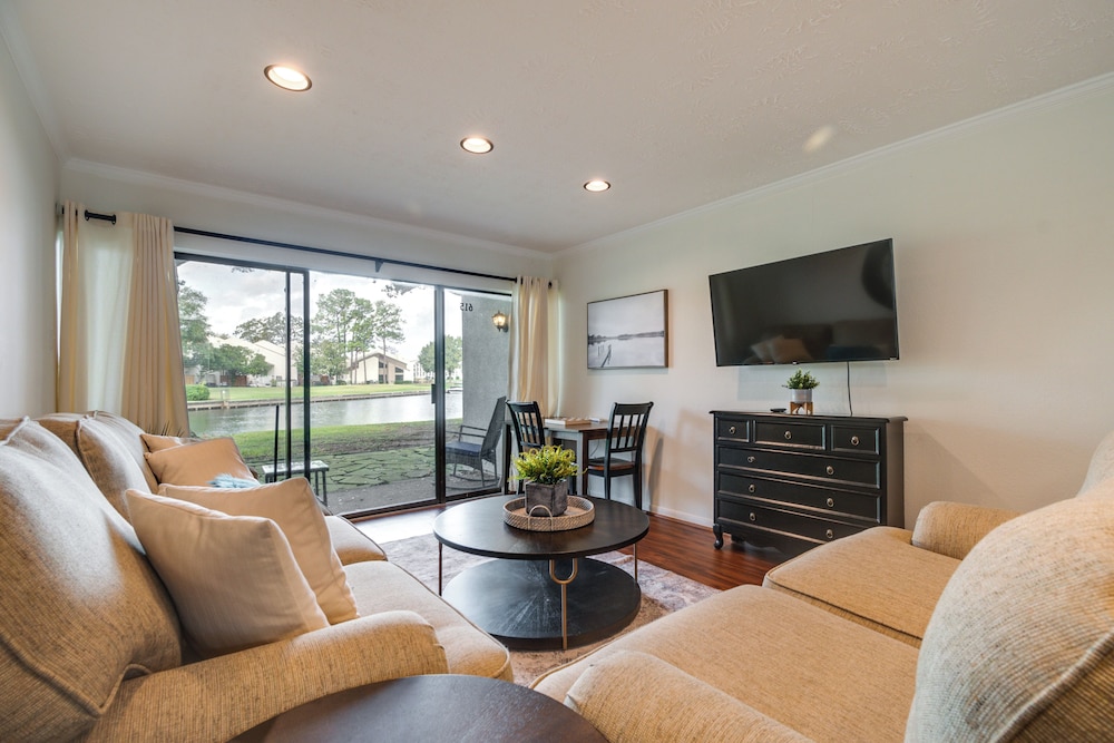 Waterfront Condo on Lake Conroe w Boat Launch — 4-Star Luxury Hotel in Montgomery, United States