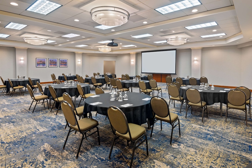 Hampton Inn & Suites Kansas City Country Club Plaza - photo 45