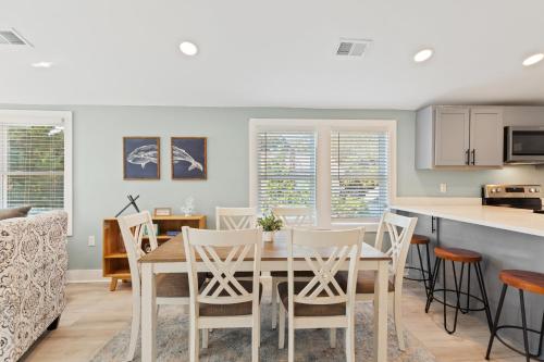 222 W Ashley Sea Breeze Minutes to the Ocean and Downtown Folly Beach in Folly Beach, United States