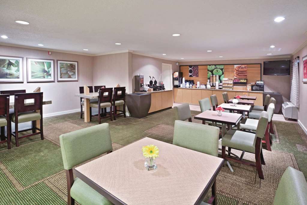 La Quinta Inn & Suites by Wyndham Mansfield OH - photo 43