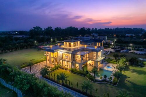 StayVista at Blanc Belle With outdoor pool in Sohna, India