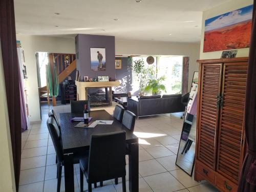 3 Bedrooms Very Quiet Fully Equiped Between Bordeaux And Saint Emilion — hotel in Vayres