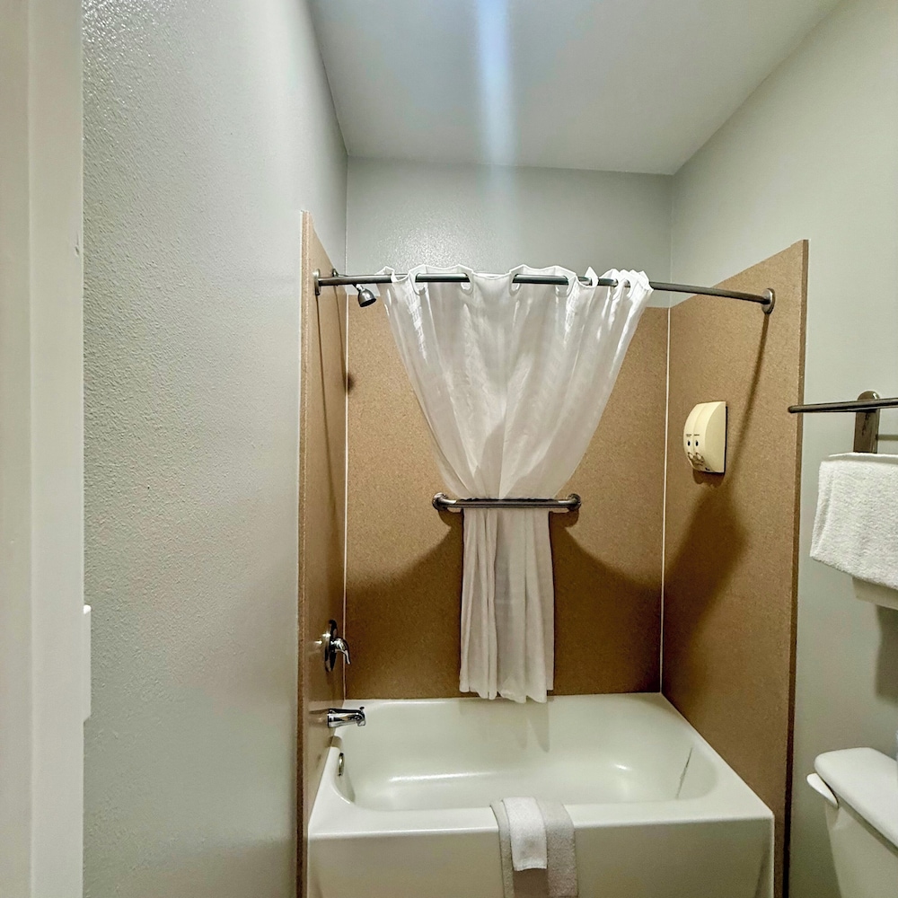 Weslaco Inn by Capital O Near Mercedes - photo 12
