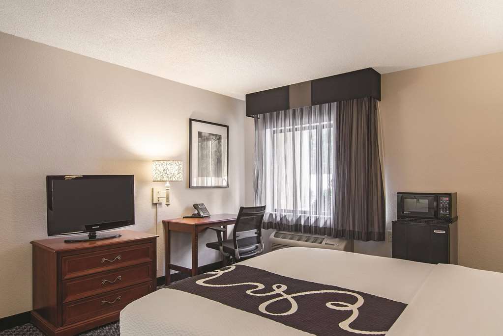 Howard Johnson by Wyndham Sacramento Downtown - photo 12