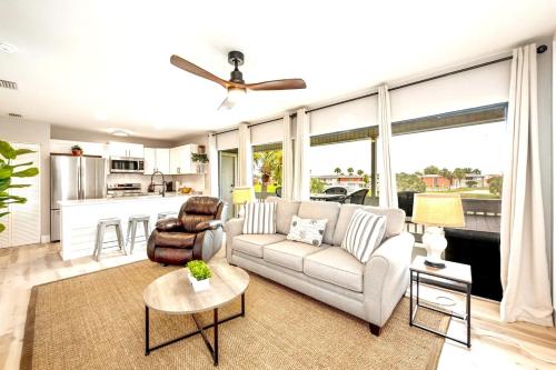 So Fire So Good 3 Comm Pools LakeView Fireplace — hotel near Destin Executive Airport