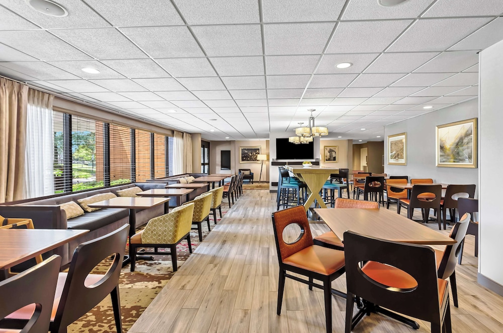 Hampton Inn Chicago Naperville - photo 26