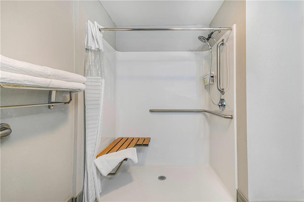 La Quinta Inn & Suites by Wyndham Batavia - photo 31