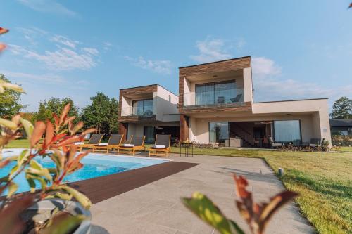 Iris Croatica K superior apartment with shared pool awarded BEST APARTMENT IN CROATIA 2024 — 4-Star Luxury Hotel in Oroslavje, Croatia