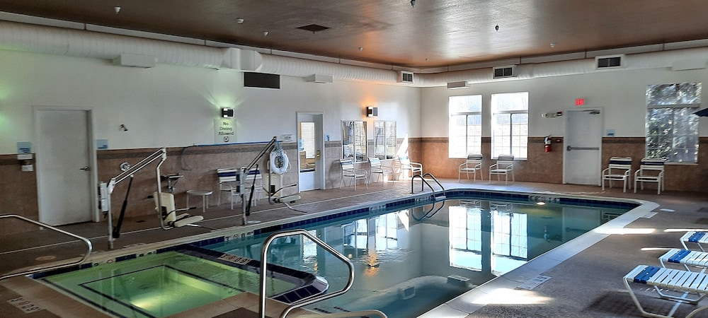 Holiday Inn Express & Suites New Buffalo by IHG - photo 21