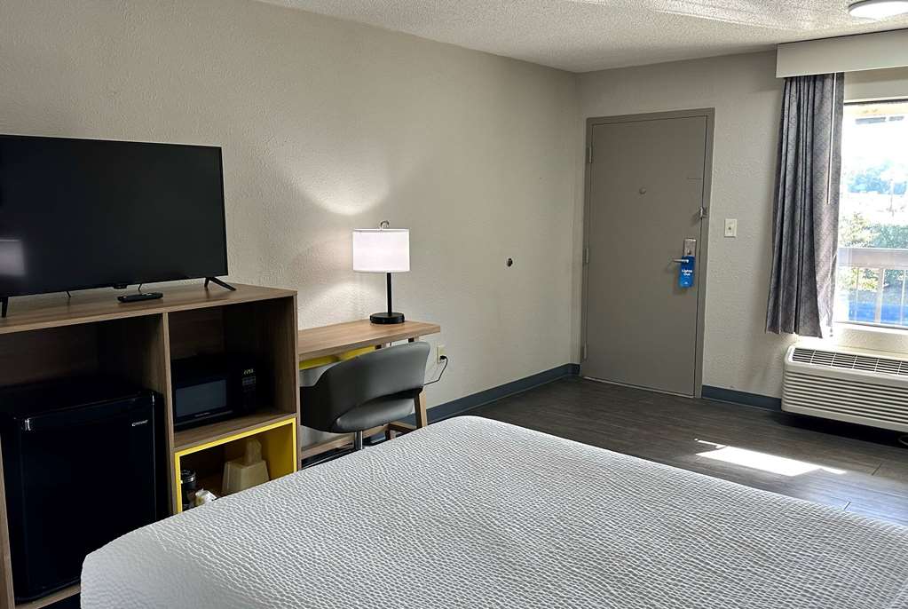 Days Inn by Wyndham Columbia NE Fort Jackson - photo 18
