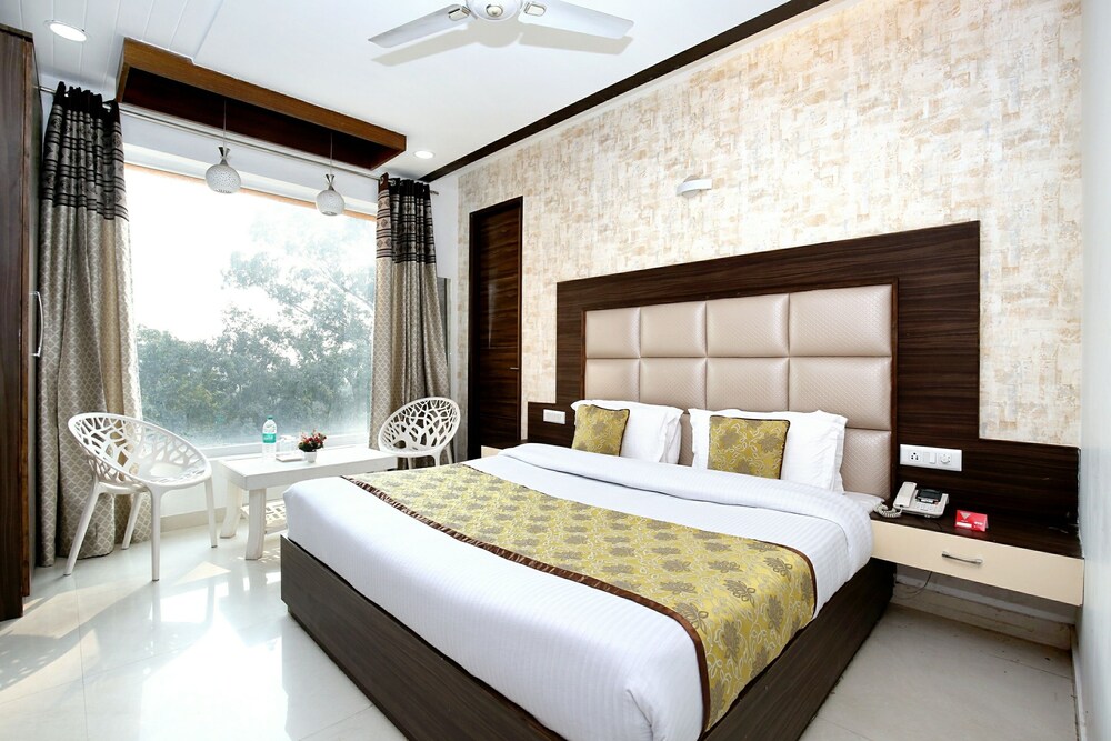 OYO 11367 Hotel Yellow in Kharar, India