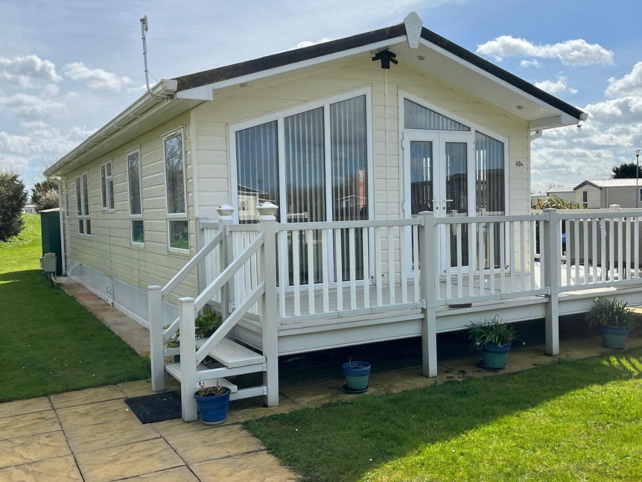 40A Oak Village 2 Bedroom Lodge on Grange Leisure Park — 4-Star Luxury Hotel in Mablethorpe, United Kingdom