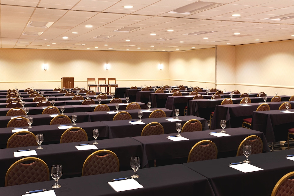 Four Points by Sheraton Cleveland Airport - photo 23