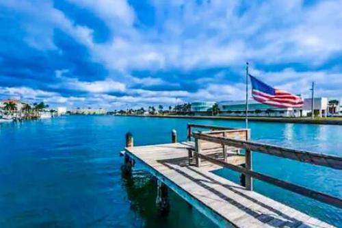 2 Bedroom Beach Condo With Dock AND Walk To Everything — 4-Star Luxury Hotel in Saint Pete Beach, United States