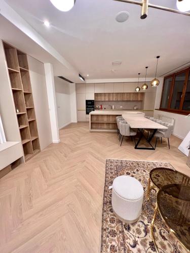 Stylish 3 bedroom apartment in the hearth of city center with history — 4-Star Luxury Hotel in Bratislava, Slovakia
