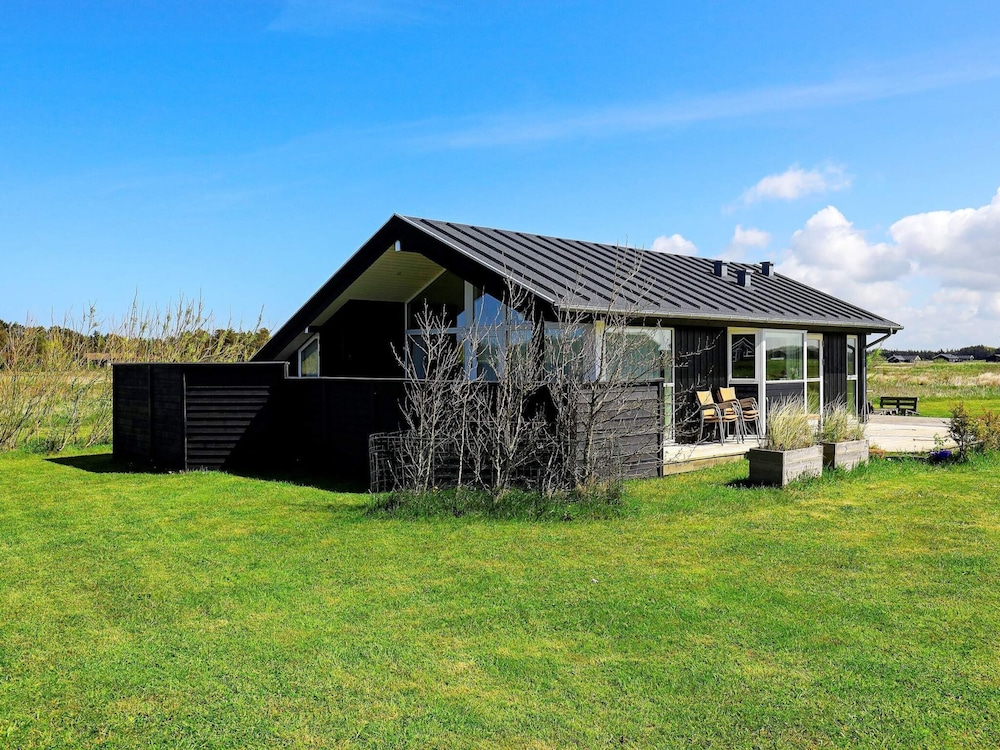 Bright Beach House Retreat By Traum Ferienwohnungen — 4-Star Luxury Hotel in Lokken, Denmark
