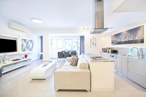 Peaceful 3BR near Frishman Beach by HolyGuest — 4-Star Luxury Hotel in Tel Aviv, Israel