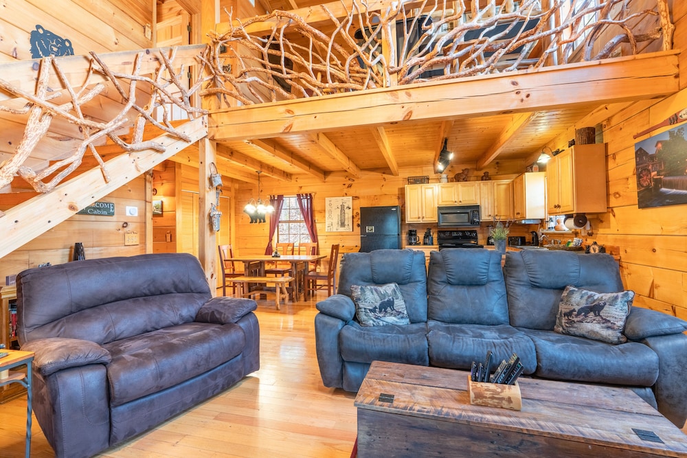 Moonshine Ridge Cabin with Hot Tub and Fire Pit — 4-Star Luxury Hotel in Pigeon Forge, United States