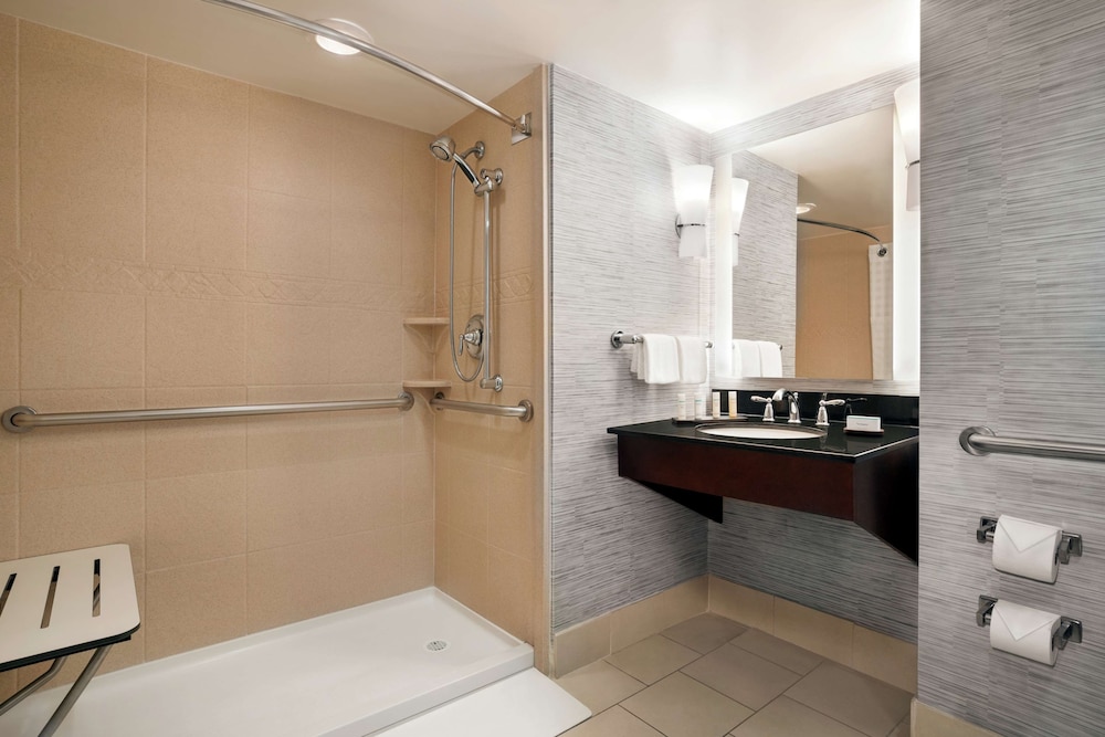 Embassy Suites by Hilton Brunswick - photo 22