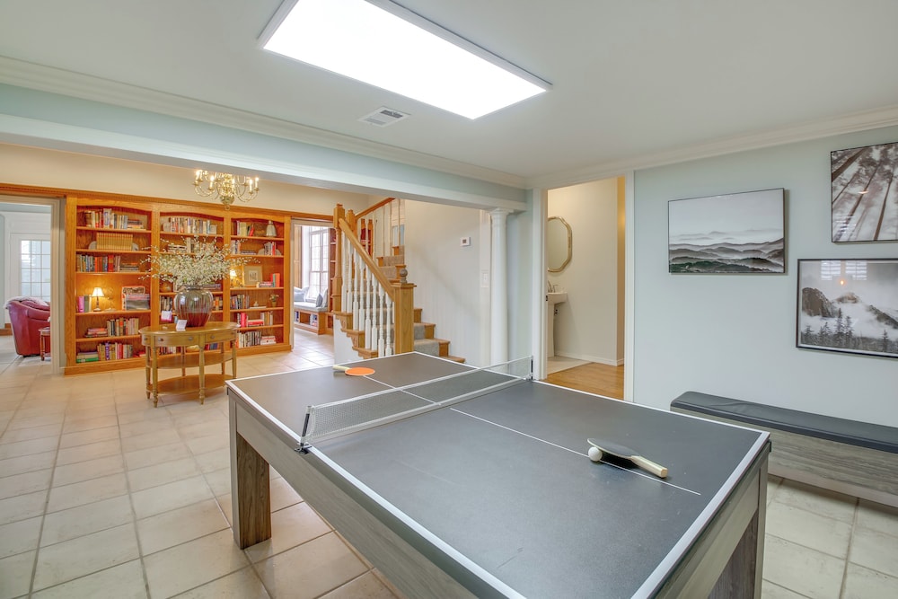 Screened in Porch w Views: Hot Springs Getaway in Hot Springs, United States