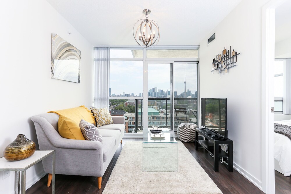 Platinum Suites Fabulous CN Tower View. 2Bed 2Bath Free Parking in Toronto, Canada