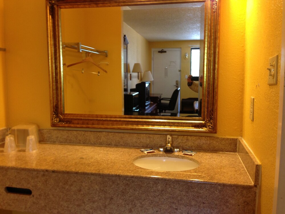 Super 8 by Wyndham Portsmouth Norfolk - photo 15
