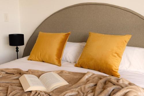 Four Peaks Duplex 4 Sleeper with Mountain Views Balcony and Pool in Hout Bay Beachfront