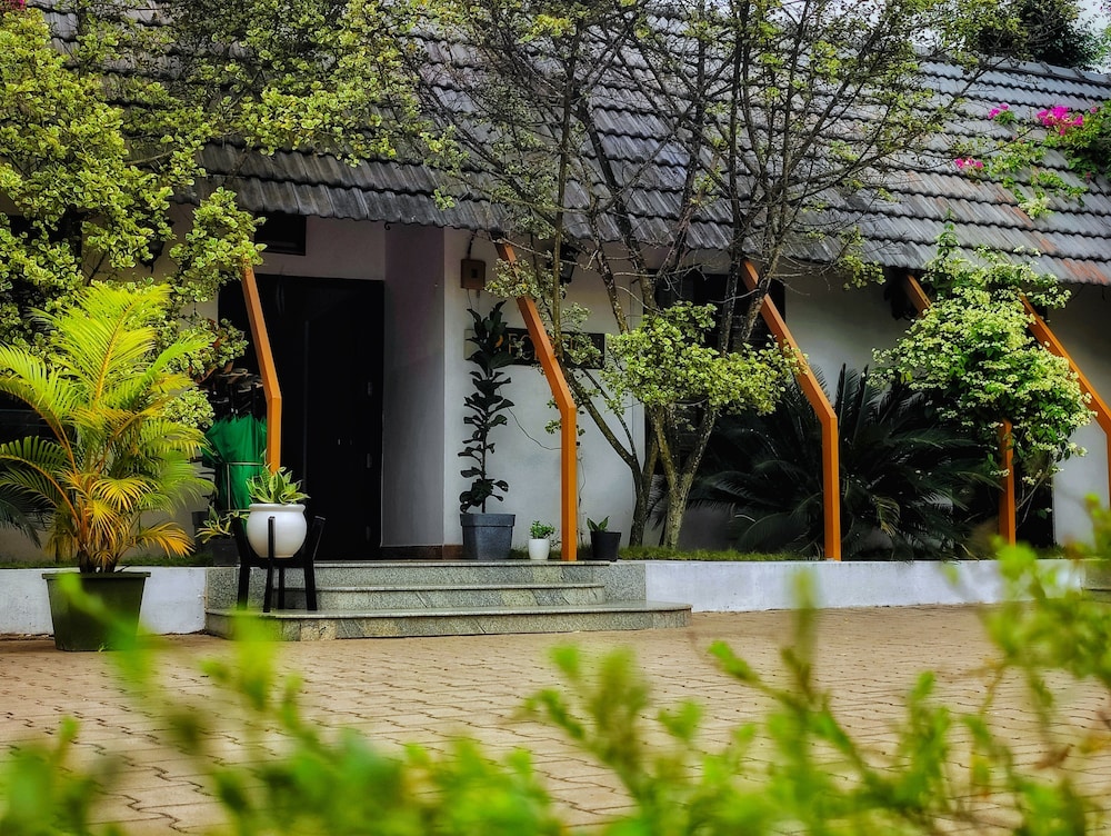 The Yellow Bamboo Resort & SPA — hotel in Virarajendrapet