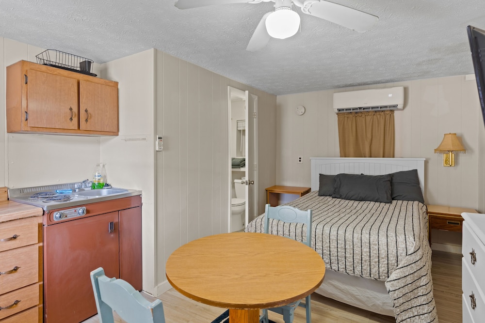 Beach Motel & Suites - photo 13