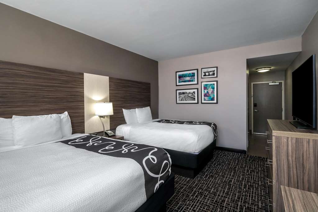 La Quinta Inn & Suites by Wyndham Forsyth - photo 15