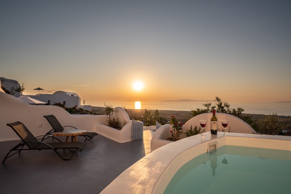 Sun Angelos Oia Luxury Cave Suites — 4-Star Luxury Hotel in Oia, Greece