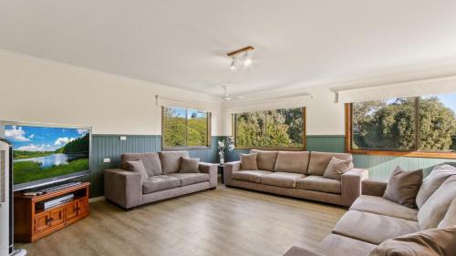 Treetop Retreat Family Escape with Pool in Metung, Australia