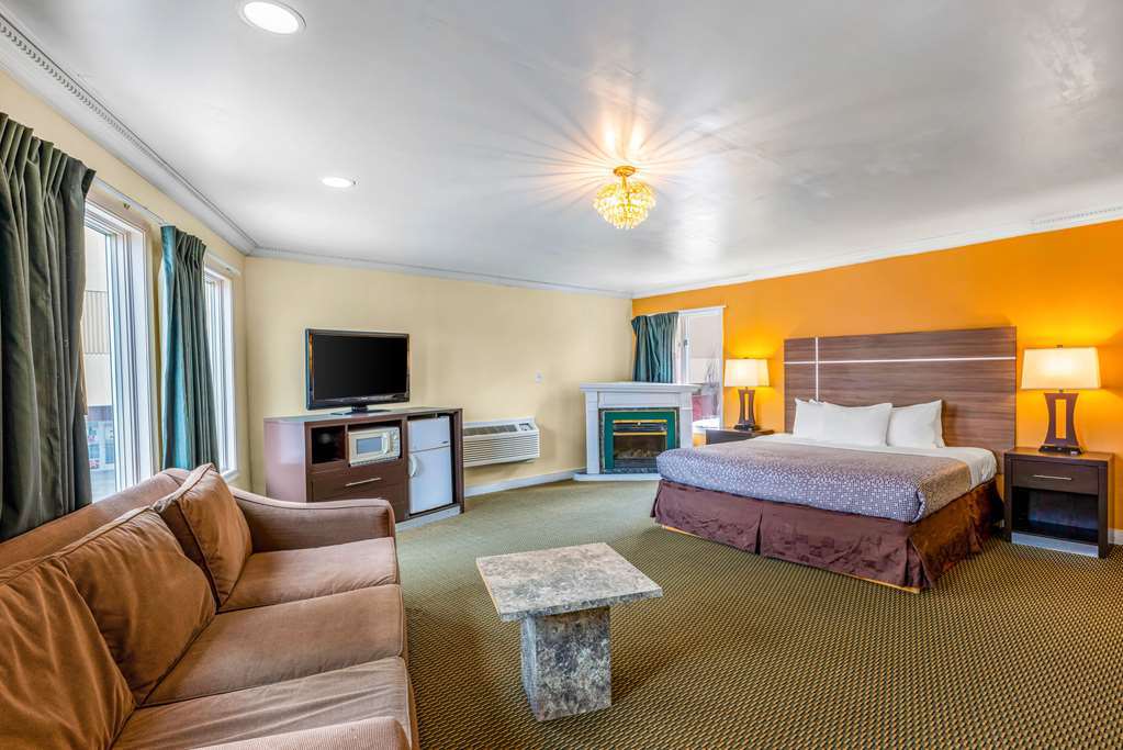 Econo Lodge Beach and Boardwalk - photo 19