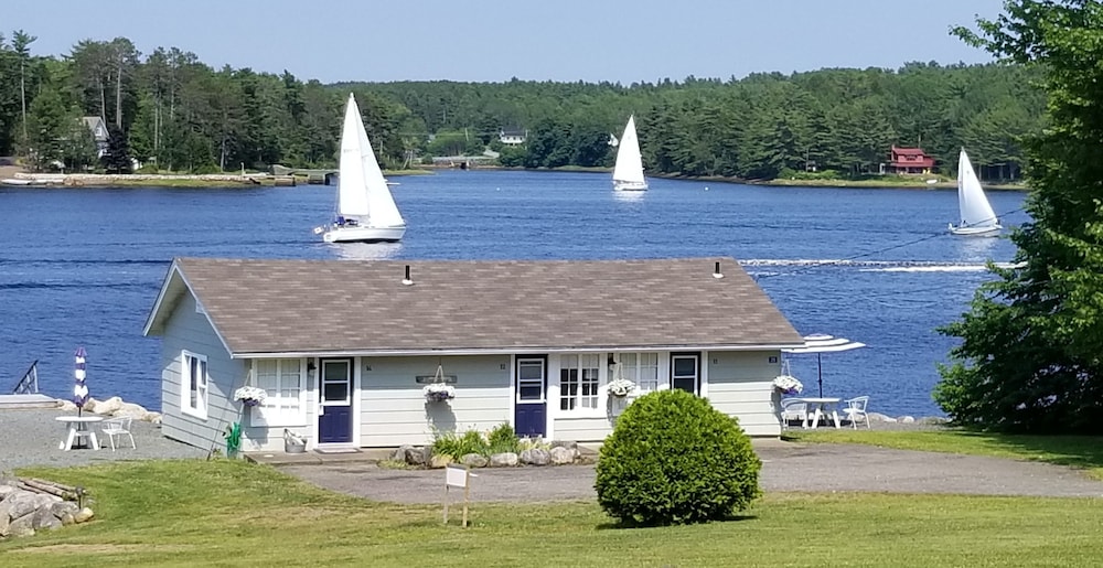 Lighthouse Motel & Cottages