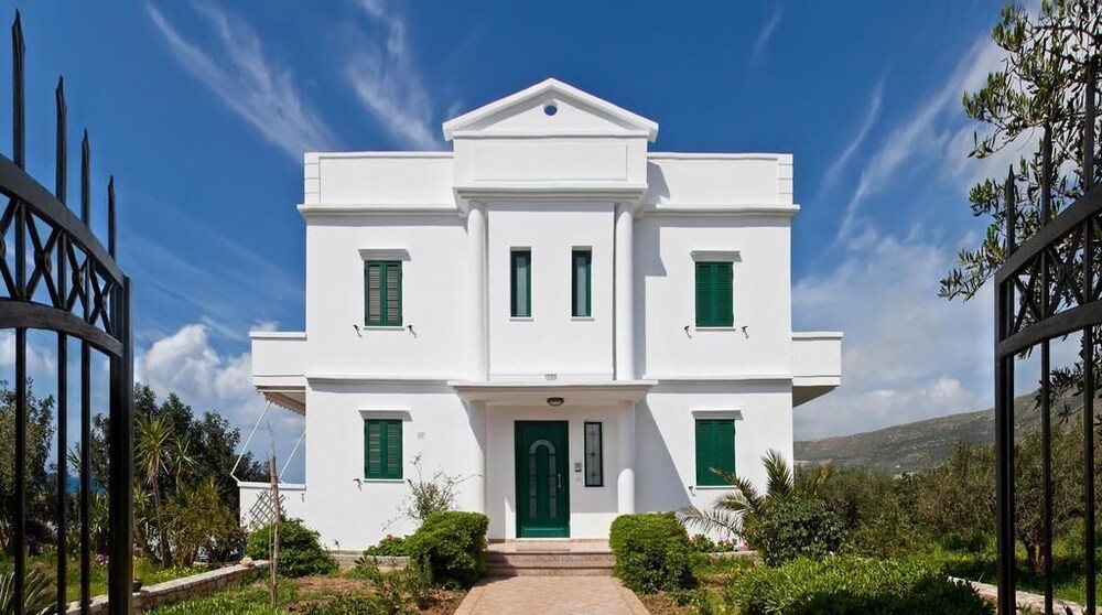 Villa Smaragdi — 4-Star Luxury Hotel in Kissamos, Greece
