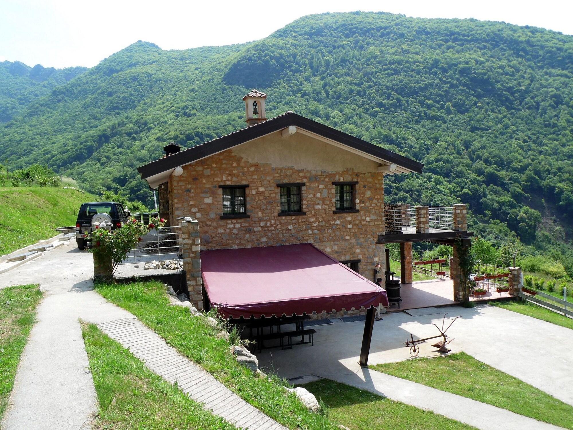 In a Green and Relaxing Atmosphere With Pool and Stunning Lake View Marone — hotel in Marone