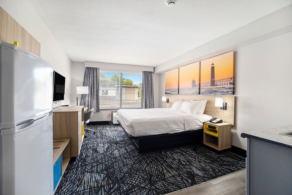 Days Inn & Suites by Wyndham Muskegon - photo 8