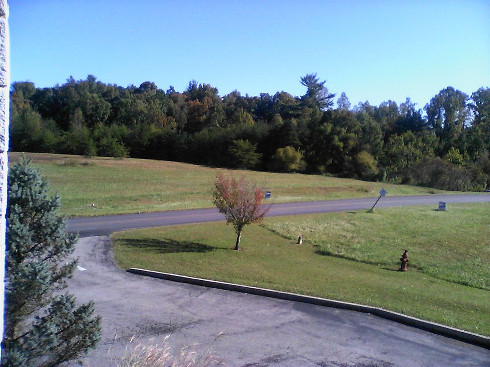 Campton Parkway Inn - photo 29