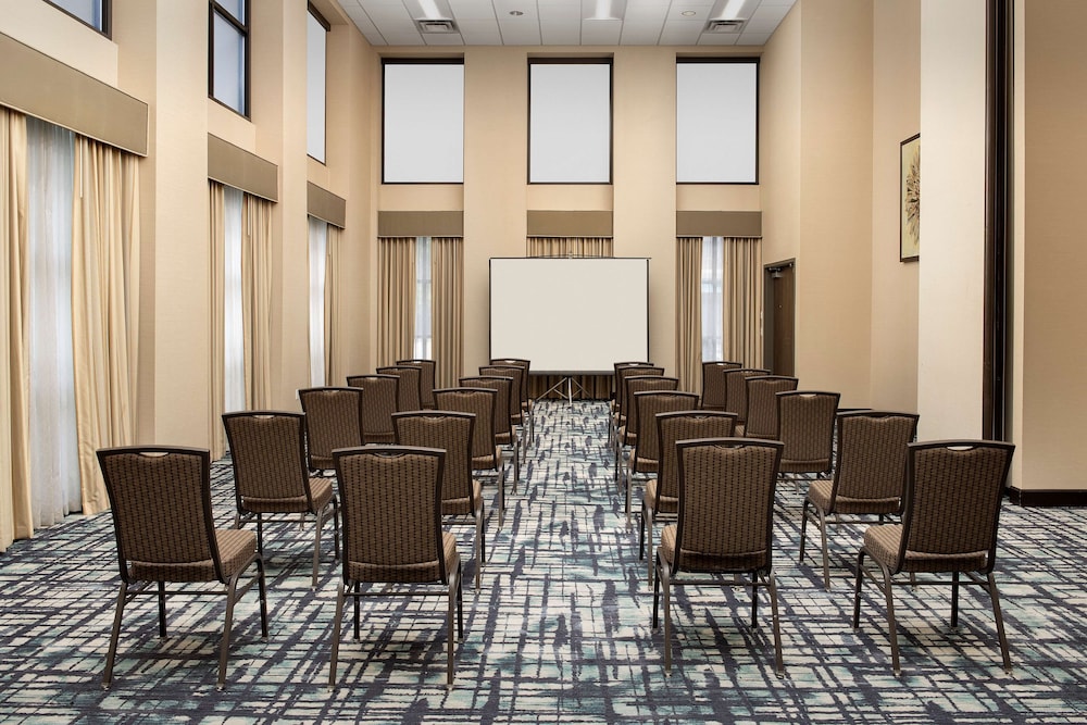 Hampton Inn & Suites Alpharetta - photo 40