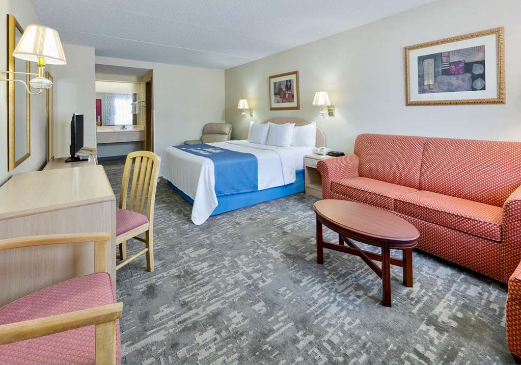 Days Inn & Suites by Wyndham Bentonville - photo 12