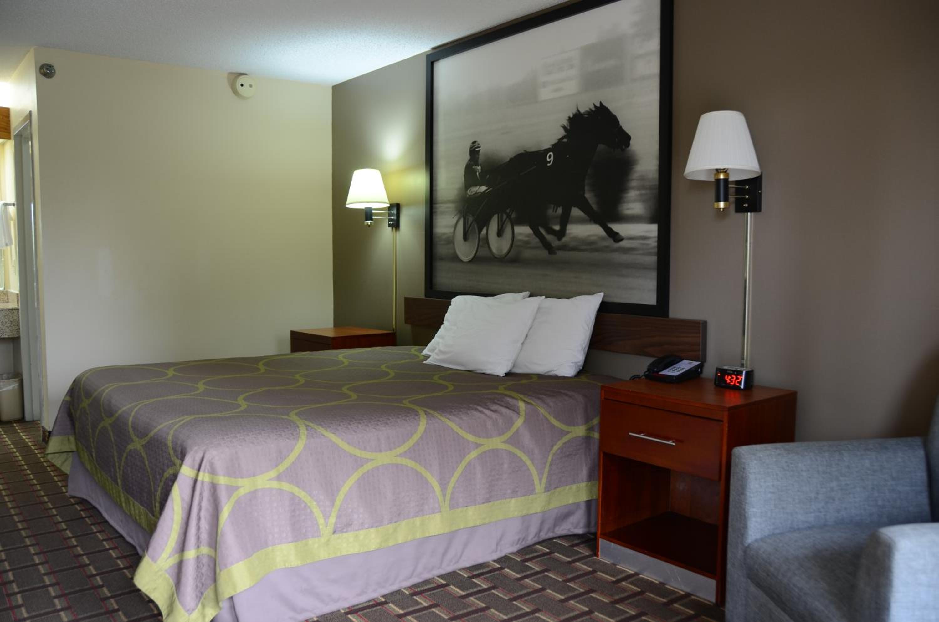 Super 8 by Wyndham Franklin Hwy 31 - photo 10