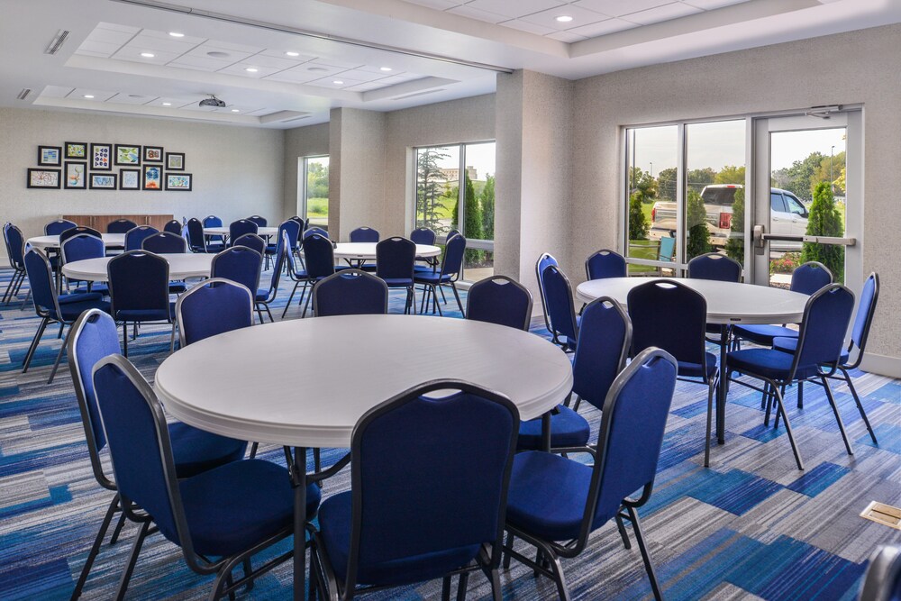 Holiday Inn Express & Suites Siloam Springs by IHG - photo 50