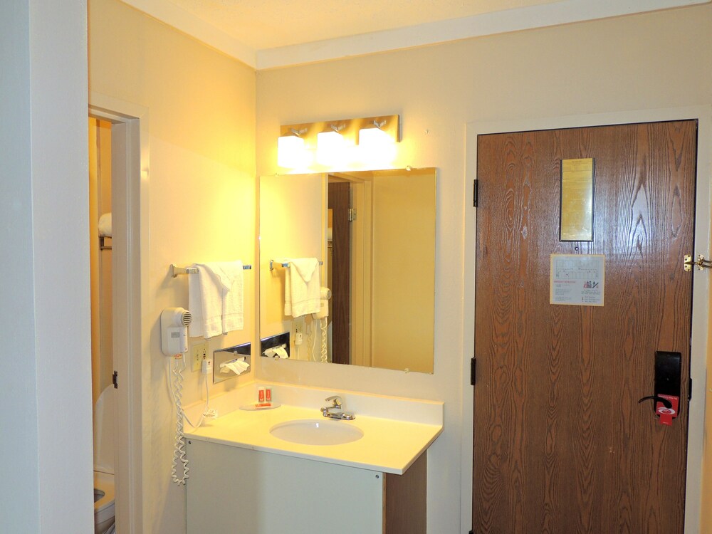 Econo Lodge Wickliffe Cleveland East - photo 39